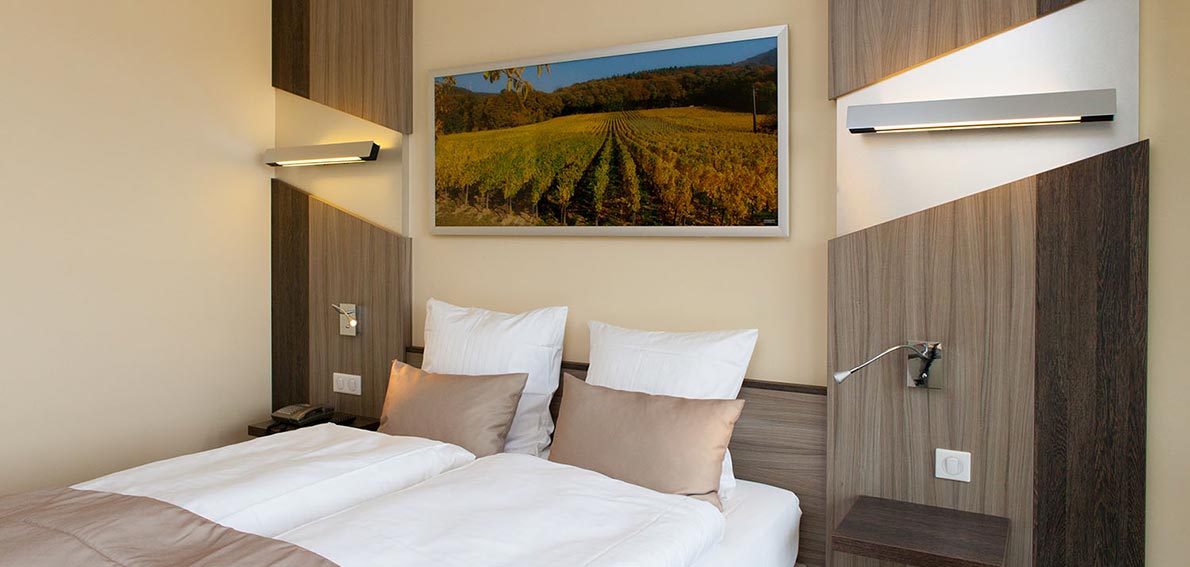 Wandmontage eines Infrarot-Heizungselement von Infranomic als Bild in einem Hotel Wandmontage eines Infrarot-Heizungselement von Infranomic als Bild in einem Hotel